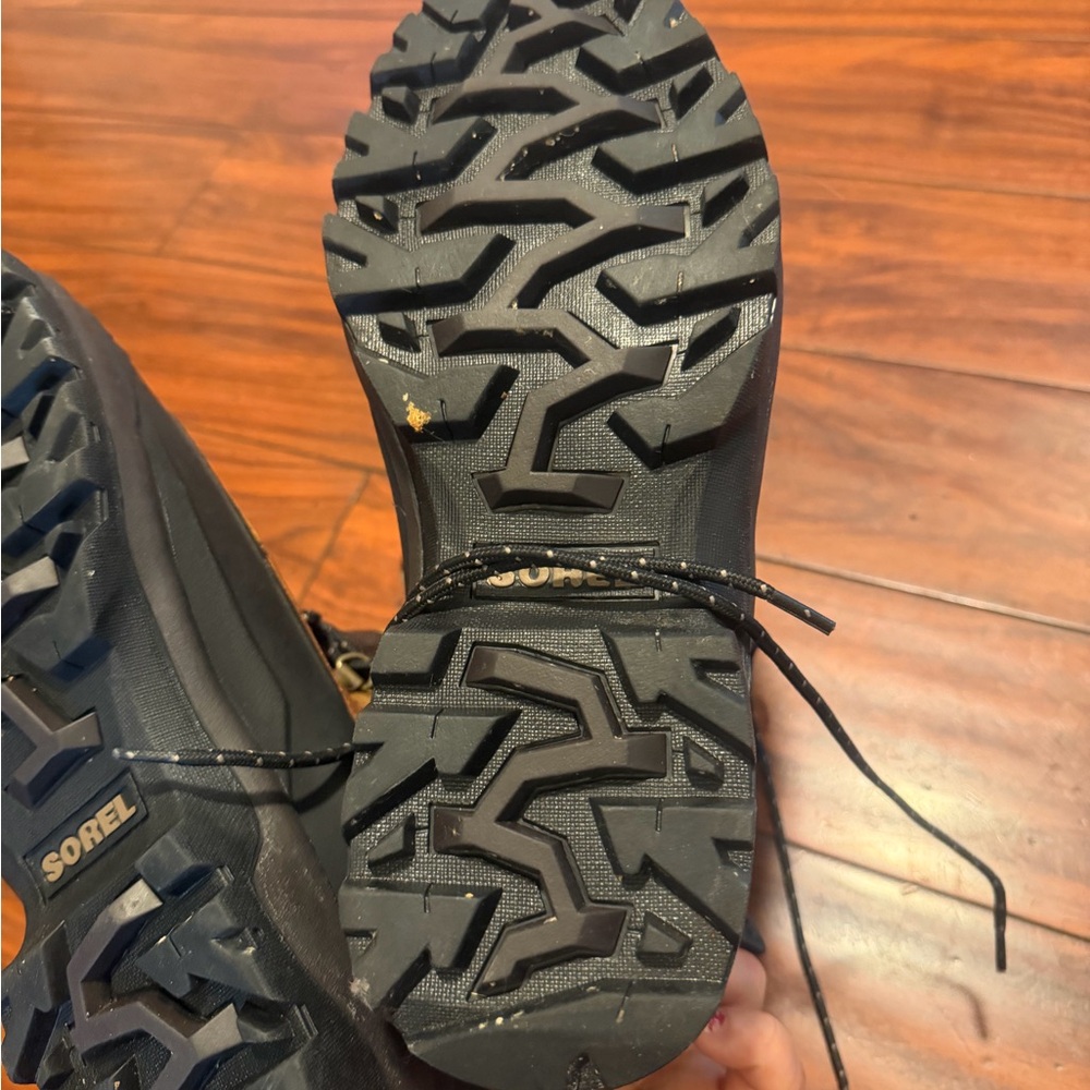 Sorel Tan and Black Leather Lace-Up Winter insulated Boots - Picture 5 of 10